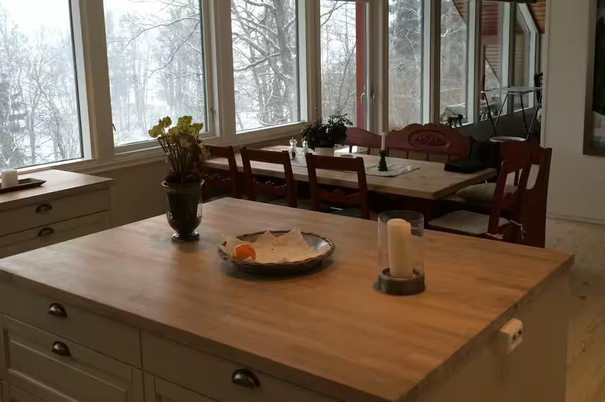 Renovert kjøkken med kjøkkenøy i heltre i Asker